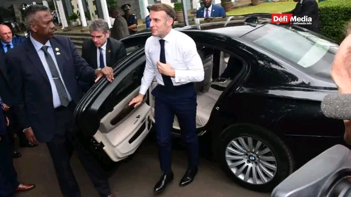 Visite de Macron : dépôt de gerbes au Jardin botanique SSR